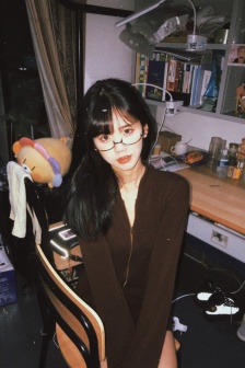 娇妻跪趴高撅肥臀出白浆