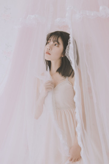 掀起礼服后摆挺入